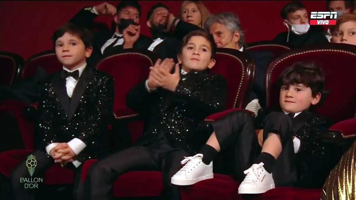 Los hijos de Messi, Thiago, Mateo y Ciro, celebrando el éxito de su papá en el Balón de Oro 2021.