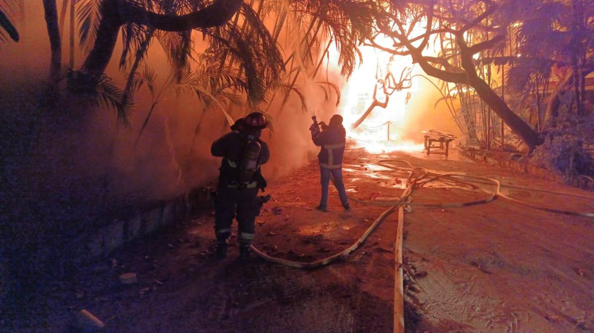 Entre cenizas y escombros: el estado de reconocido hotel tras el incendio en Roatán