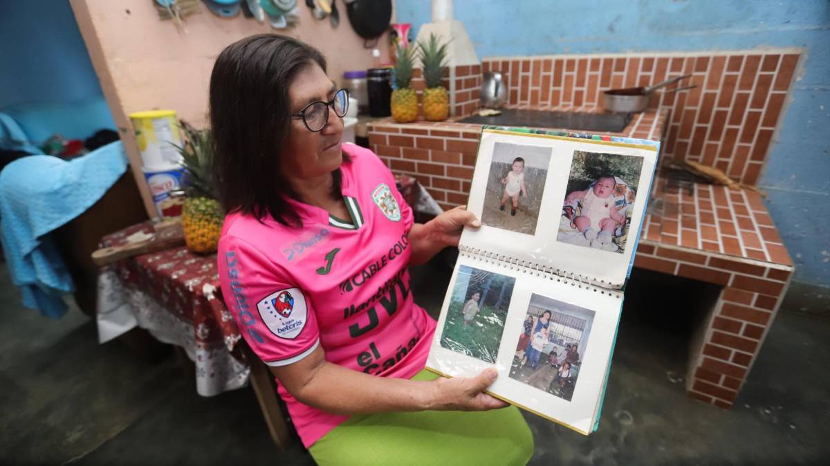 Doña Anita y fotos el recuerdo de Francisco Martínez.