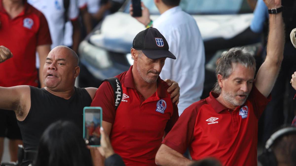 Pedro Troglio lució concentrado al momento de arribar al estadio.