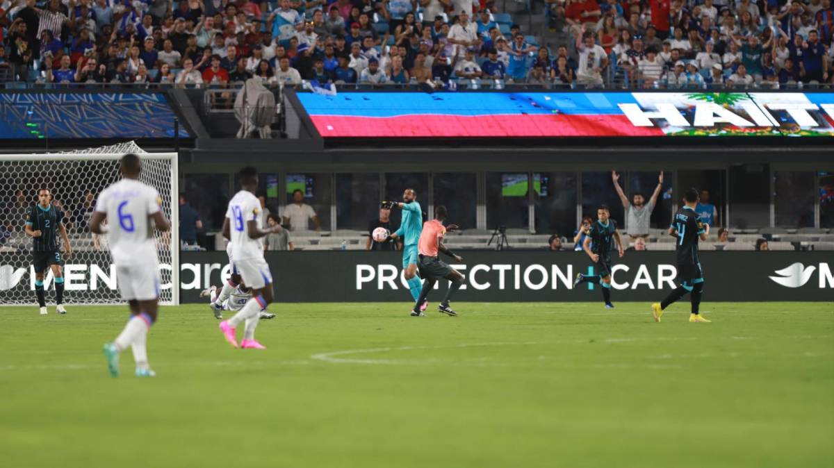 Edrick Menjívar ha tenido bastante trabajo en el inicio del juego.