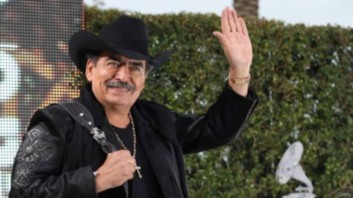 Joan Sebastian murió a causa del cáncer de huesos que padecía desde 1998.<br/><br/>El cantautor murió a los 64 años en su rancho en Juliantla, en Guerrero (México) el 13 de julio de 2015.<br/><br/>'El Rey del Jaripeo' recibió cinco premios Grammy y siete premios Grammy Latinos siendo, hasta el 2015, el mexicano con más Grammys Americanos en su haber.