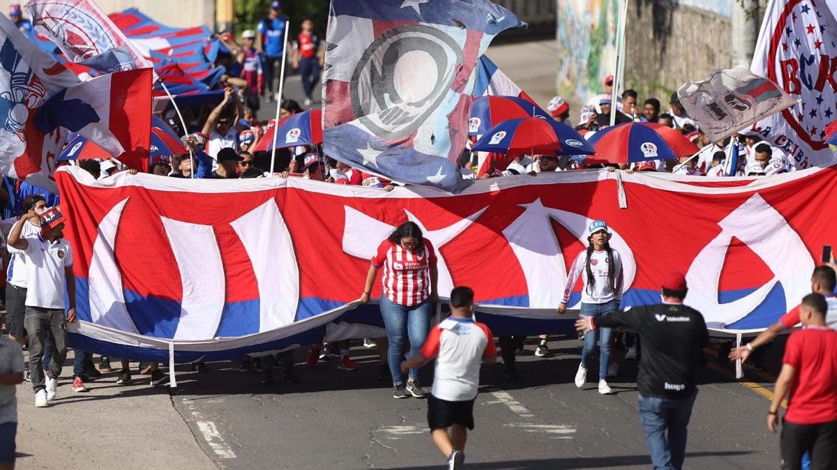 La barra del Olimpia le puso color a la previa del partido ante Marathón.
