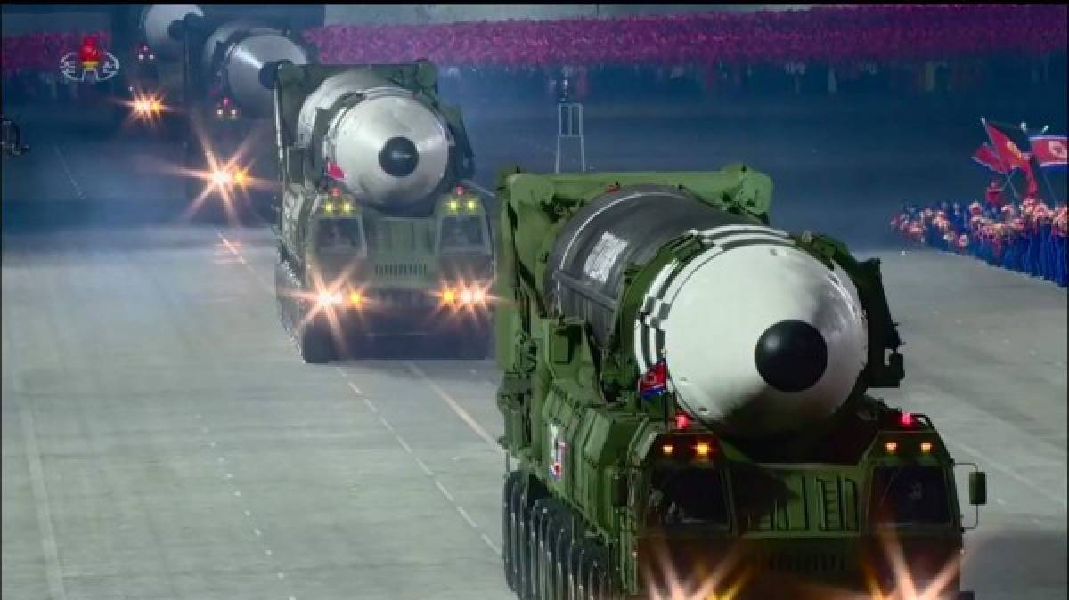 Colocado en un vehículo lanzador que desfiló por la plaza Kim Il Sung de Pyongyang, el misil balístico intercontinental (ICBM)constituyó el apogeo del desfile nocturno celebrado en la capital norcoreana.