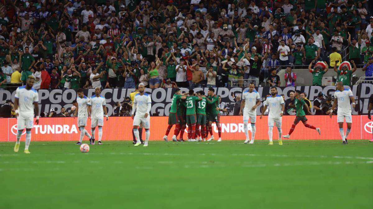 Jugadores de México celebrando el gol.