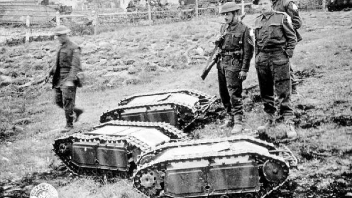 Goliath: Soldados nazis posan con una mina dirigida por control remoto que podía dirigirse utilizando una especie de joystick y se movía gracias a dos motores eléctricos. <br/>