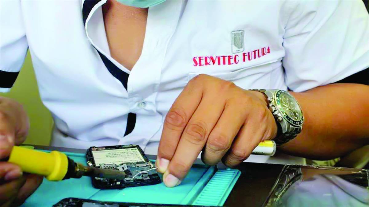 Diferentes instituciones en Honduras ofrecen técnicos en reparación de teléfonos móviles. Dado que el 80% de la población utiliza estos dispositivos, la carrera es clave.