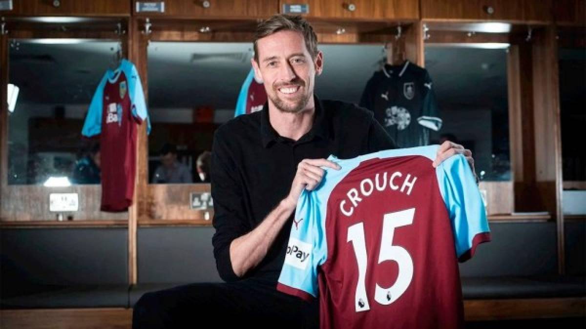 El Burnley de la Premier League anunció el fichaje de Peter Crouch, que llega procedente del Stoke City. El delantero se compromete hasta el final de temporada. El jugador de 38 años lucirá el dorsal 15.