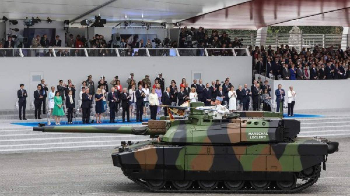 Luego, Macron y sus invitados europeos, entre los que destacaron la canciller alemana Angela Merkel y el 'número dos' del Ejecutivo británico, David Lidington, presenciaron el desfile desde un tribuna, en la plaza de la Concordia, en uno de los extremos de los Campos Elíseos.