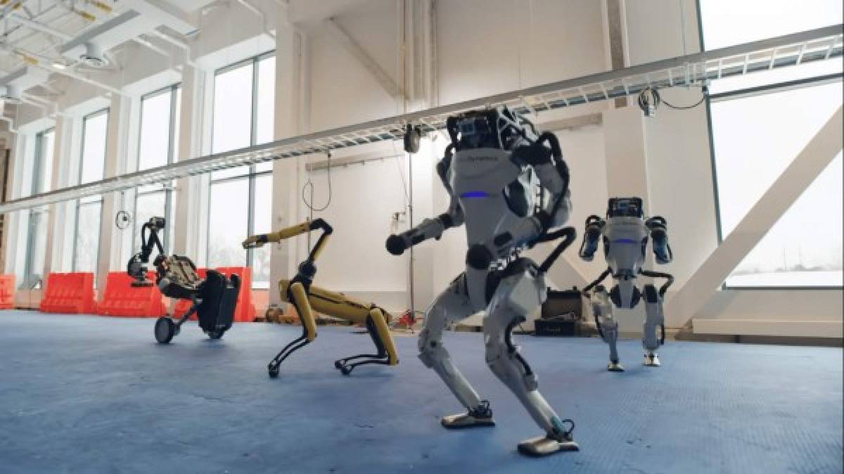 6. Robots que bailan mejor que los humanos<br/><br/>La empresa Boston Dynamics generó sorpresa en las redes con un vídeo donde cuatro robots bailan la canción 'Do You Love Me?' durante más de dos minutos con un equilibrio y estilo sorprendentes. Cuatro robots; dos humanoides, un perro robot, y uno sobre ruedas animan a empezar el año 2021 moviendo el esqueleto y ponen a prueba la autoestima humana.