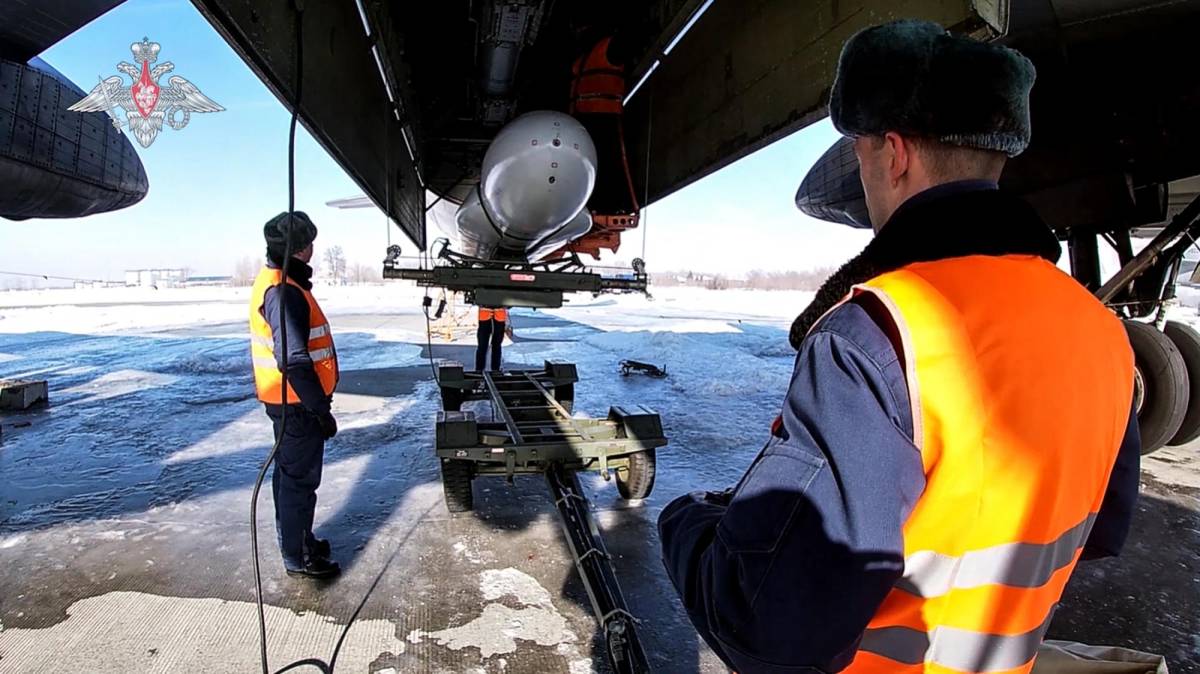 Aviadores rusos examinando un avión bombardero.