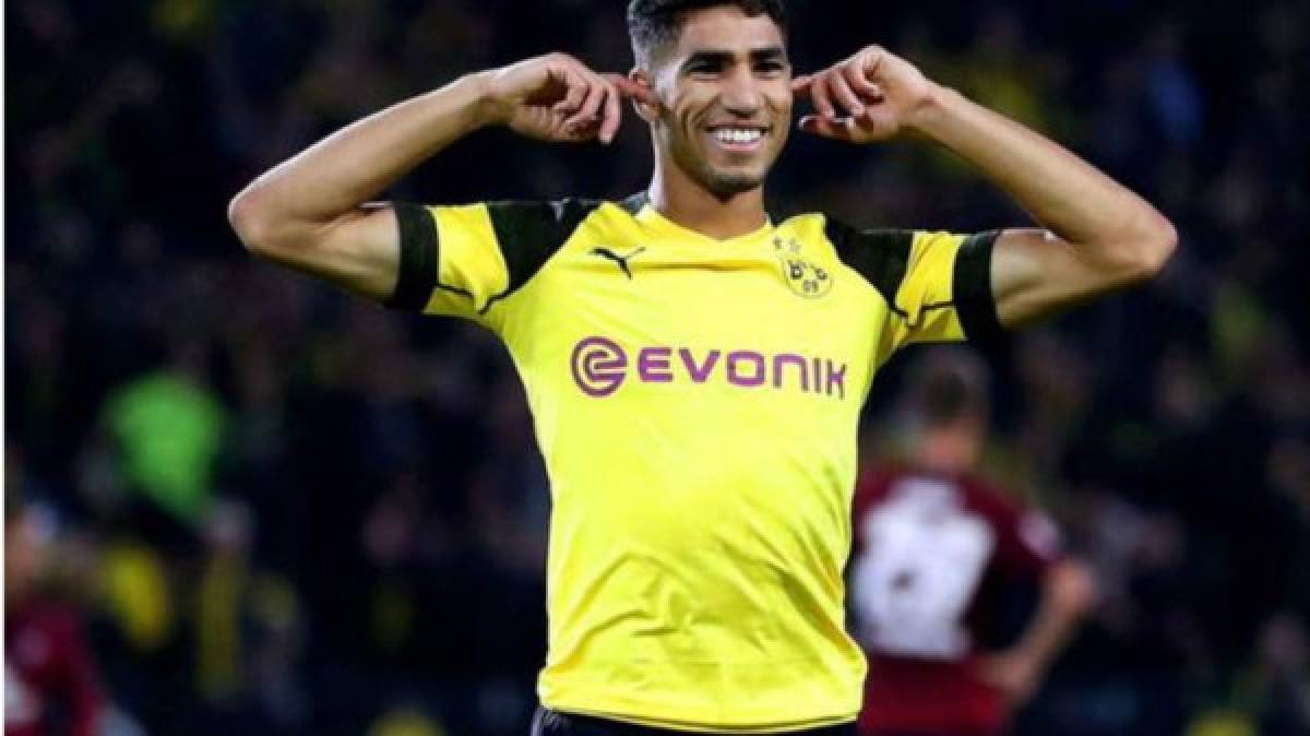 El futuro del lateral Achraf Hakimi en el Real Madrid podría tener las horas contadas. El lateral marroquí, quien está a préstamo con el Dortmund, sabedor de la escasez de oportunidades con las que contaría en el conjunto blanco, habría decidido poner fin a su trayectoria madridista y habría elegido al Inter de Milán como su próximo destino. El jugador le ha pedido al Real Madrid que lo venda.