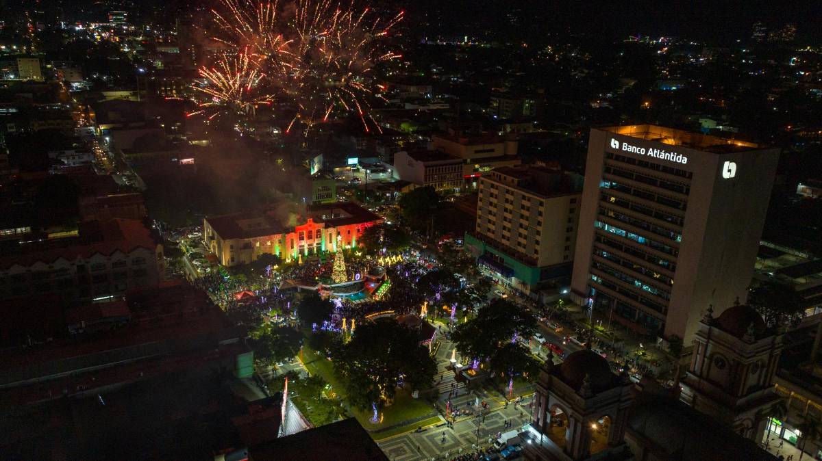 Miles de luces multicolores iluminan el parque central de SPS