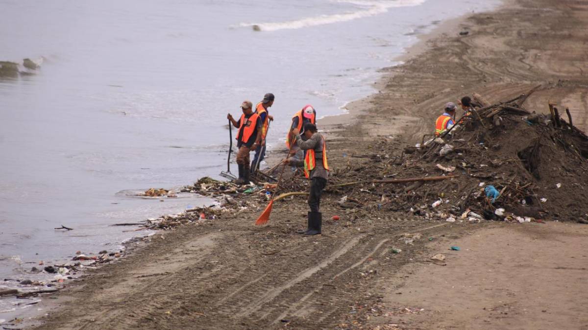 Las playas de Omoa y Puerto Cortés nuevamente sufren las consecuencias, de los desechos que el río Motagua arrastra desde el país vecino, Guatemala.