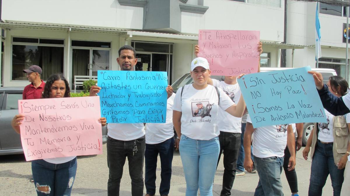 Con pancartas en mano los empelados de Salud piden se investigue la muerte de Geny Antonio Meléndez.