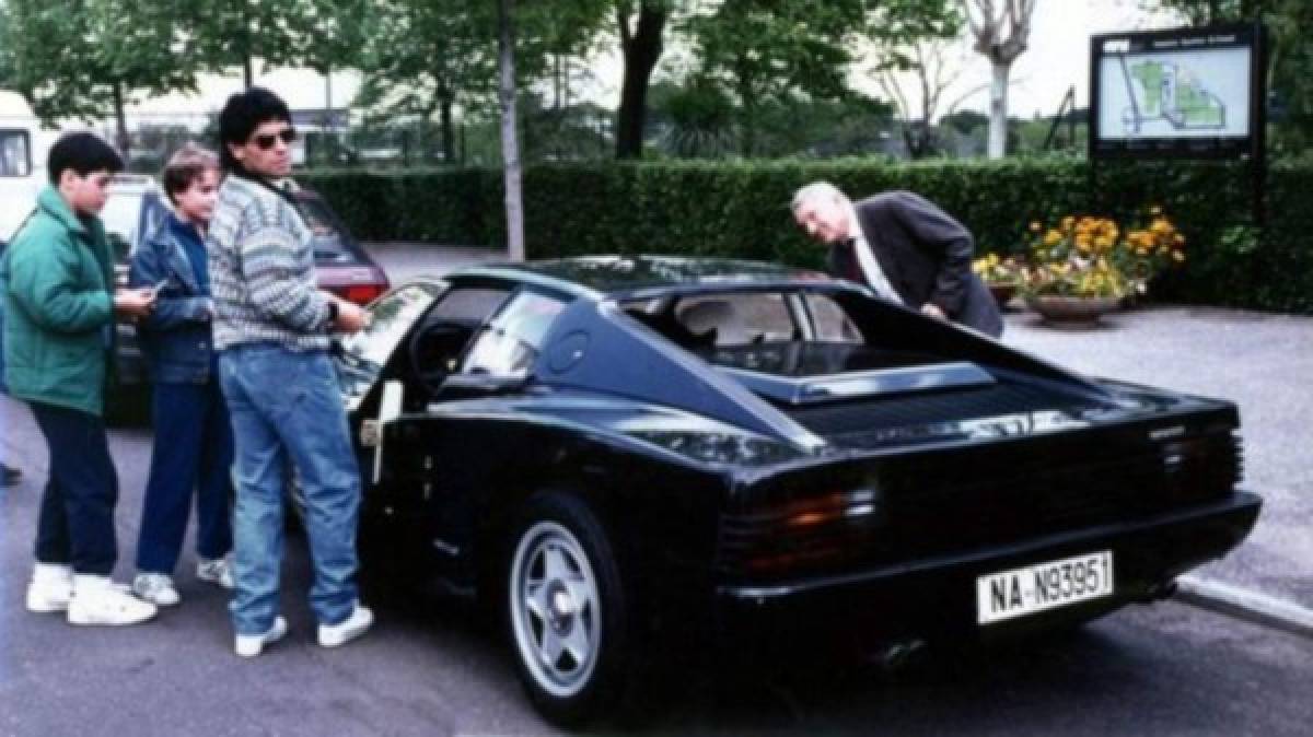 Dentro de su fortuna, se encontraba una colección de autos de lujo. Uno de sus vehículos fue un Ferrari Testrossa.