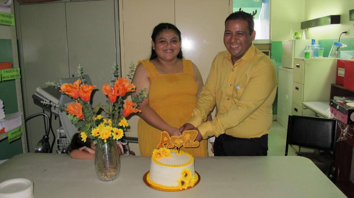 Al partir el pastel la pareja exteriorizó su felicidad por haber sido bendecidos en sagrado matrimonio