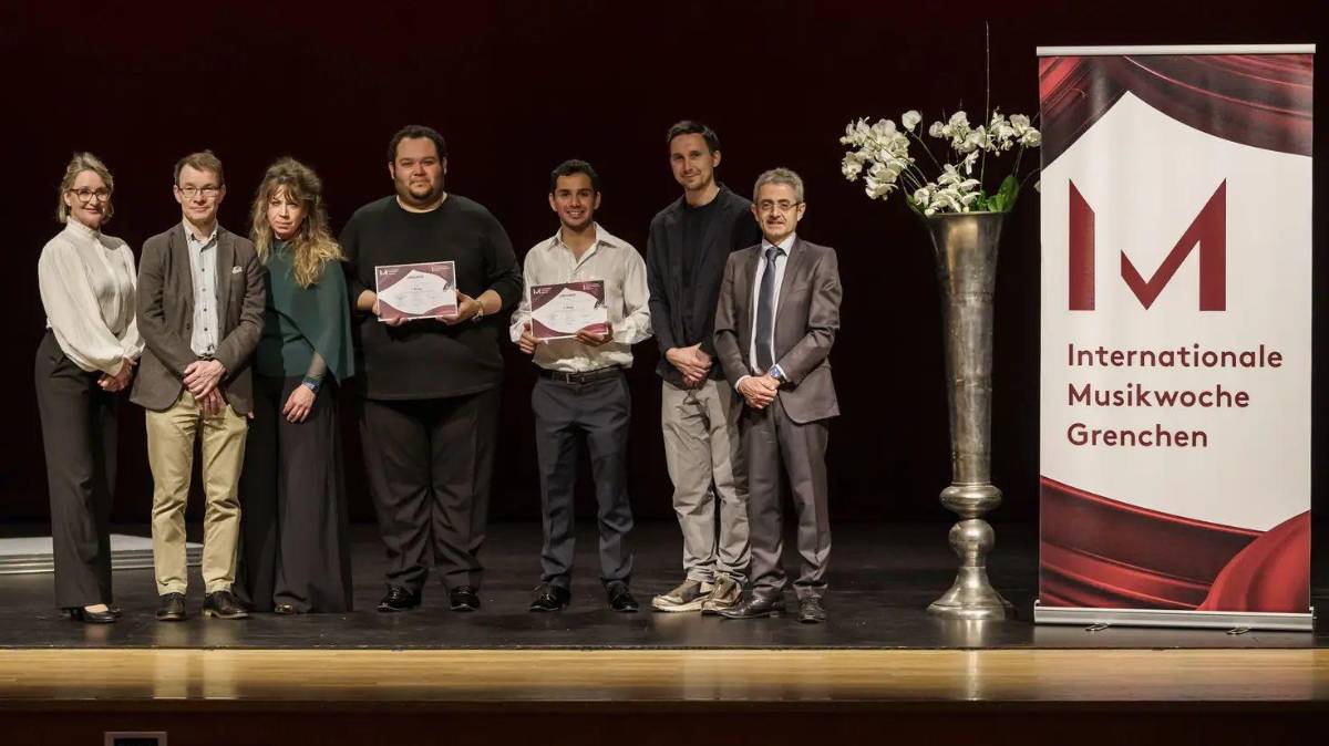 El flautista Jorge Rodríguez posa con el jurado y el ganador del segundo lugar del concurso de flauta.