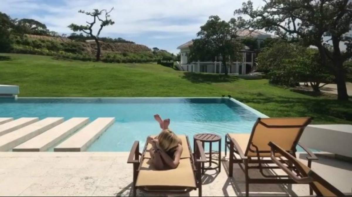 La joven no perdió tiempo para volver al sol a deleitarse con las brisas del Caribe.