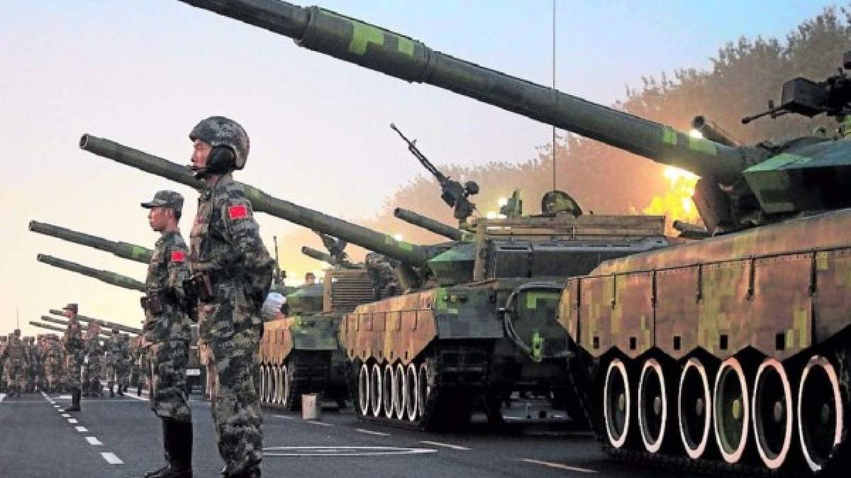 3. China: <br/>El ejército chino ocupa el tercer lugar: Enfila en sus milicias a 2,1 millones de militares activos. Cuenta con 1,200 cazas, 902 helicópteros (327 de ataque). 3,205 tanques de guerra, 35,000 vehículos blindados, 1,970 artillería autopropulsada, 1,234 artillería remolcada, 2,250 proyectores de cohetes. 2 portaaviones, 50 destructores, 46 fragatas, 72 corbetas, 79 submarinos y 123 embarcaciones de patrulla.