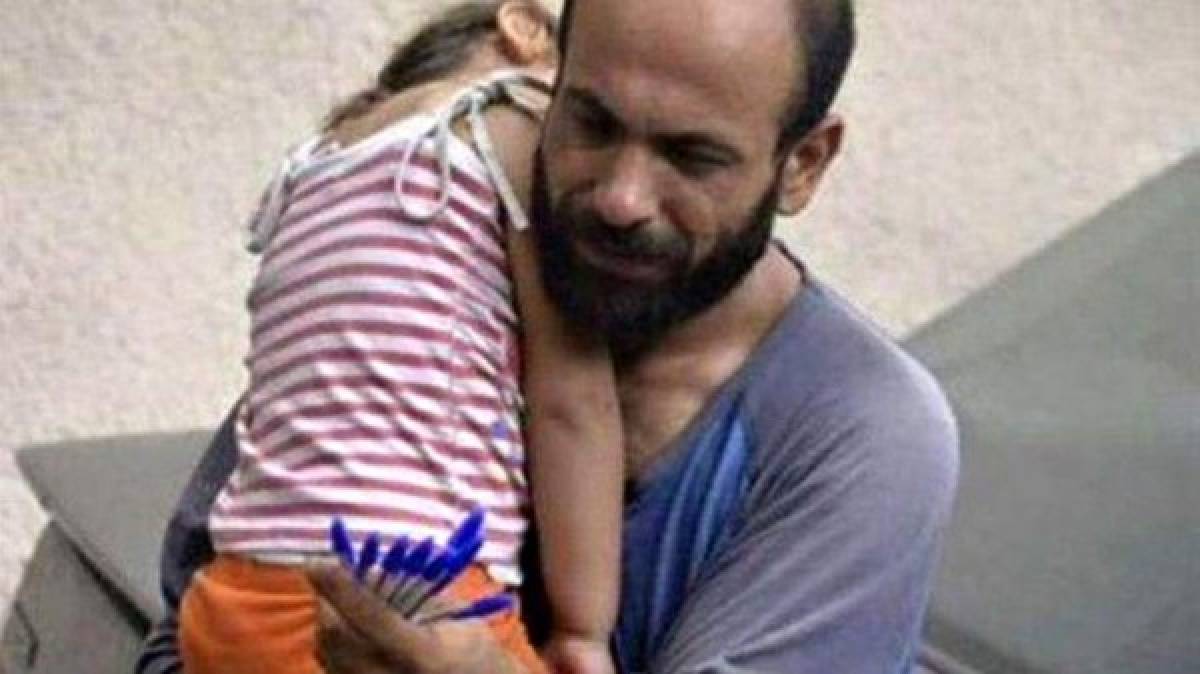 Esta fotografía de un hombre desesperado vendiendo bolígrafos para mantener a su familia en Beirut se viralizó en las redes. Miles decidieron ayudar al refugiado palestino logrando recaudar $181.000.