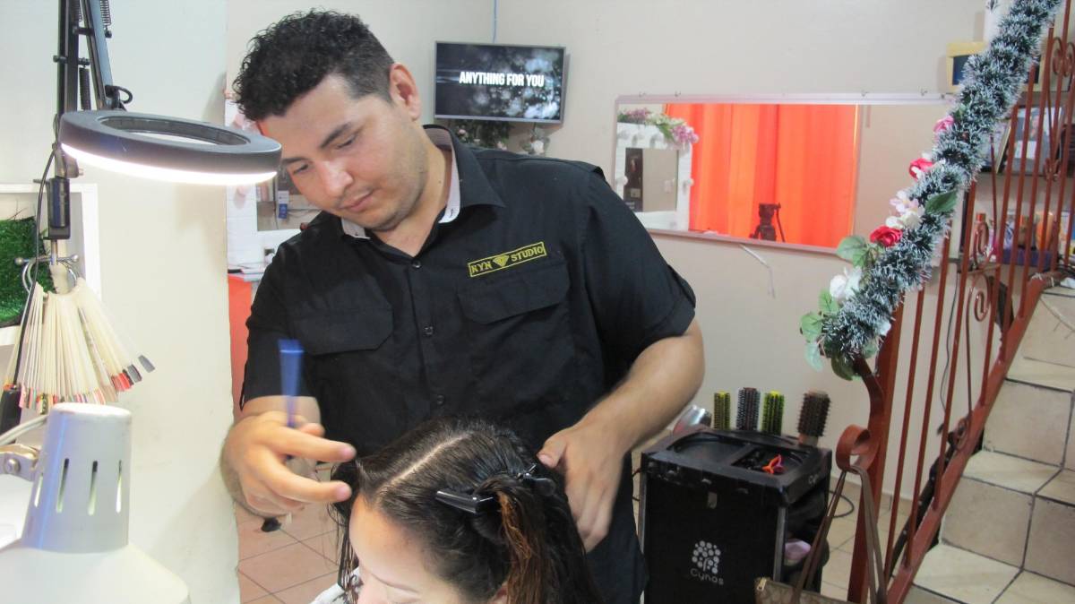 Ingeniero en sistemas ahora se dedica a poner pestañas y uñas