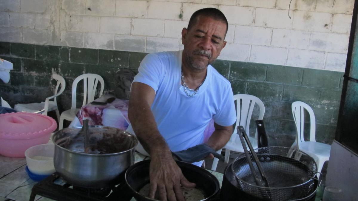 En una improvisada cocina, don Marco Antonio Rosales prepara suculentas baleadas, pasteles y fritas para servirle a sus clientes que a diario lo visitan.