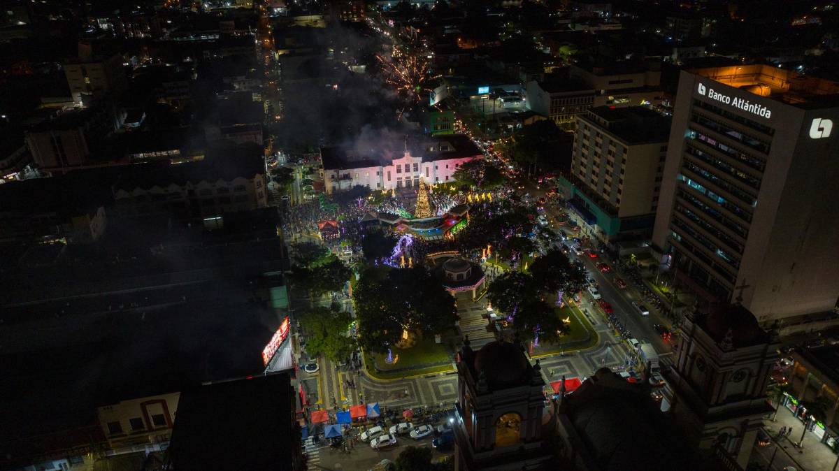 Miles de luces multicolores iluminan el parque central de SPS