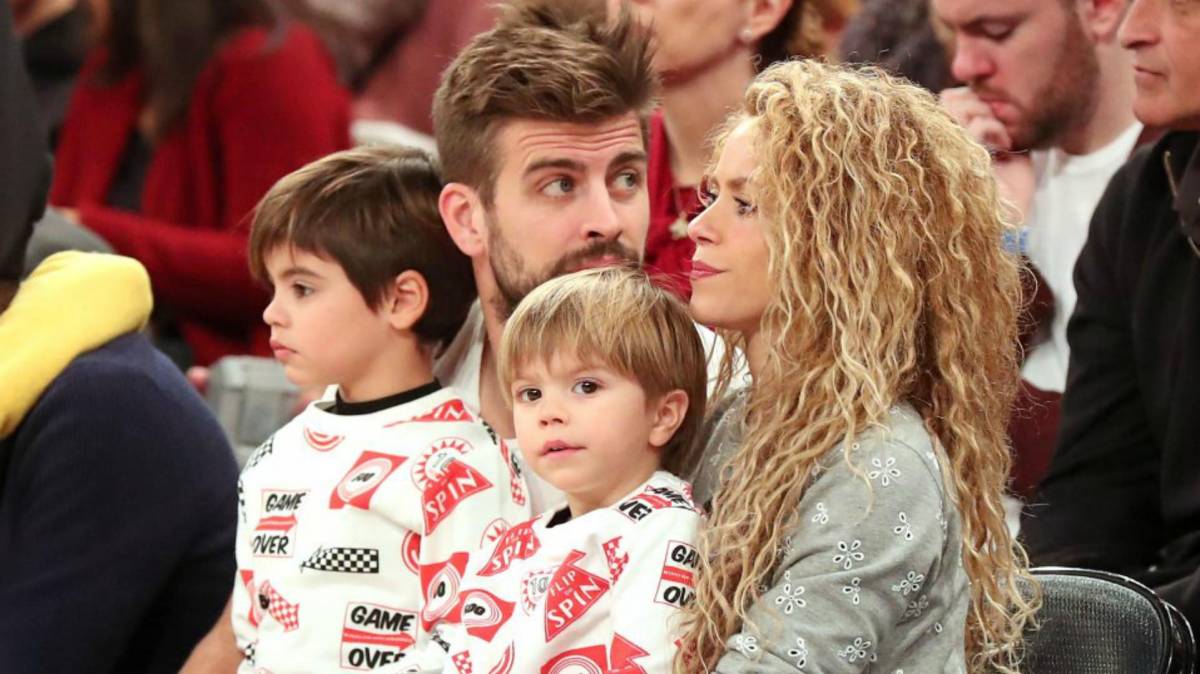 Shakira y Piqué en una foto de archivo junto a sus dos hijos.