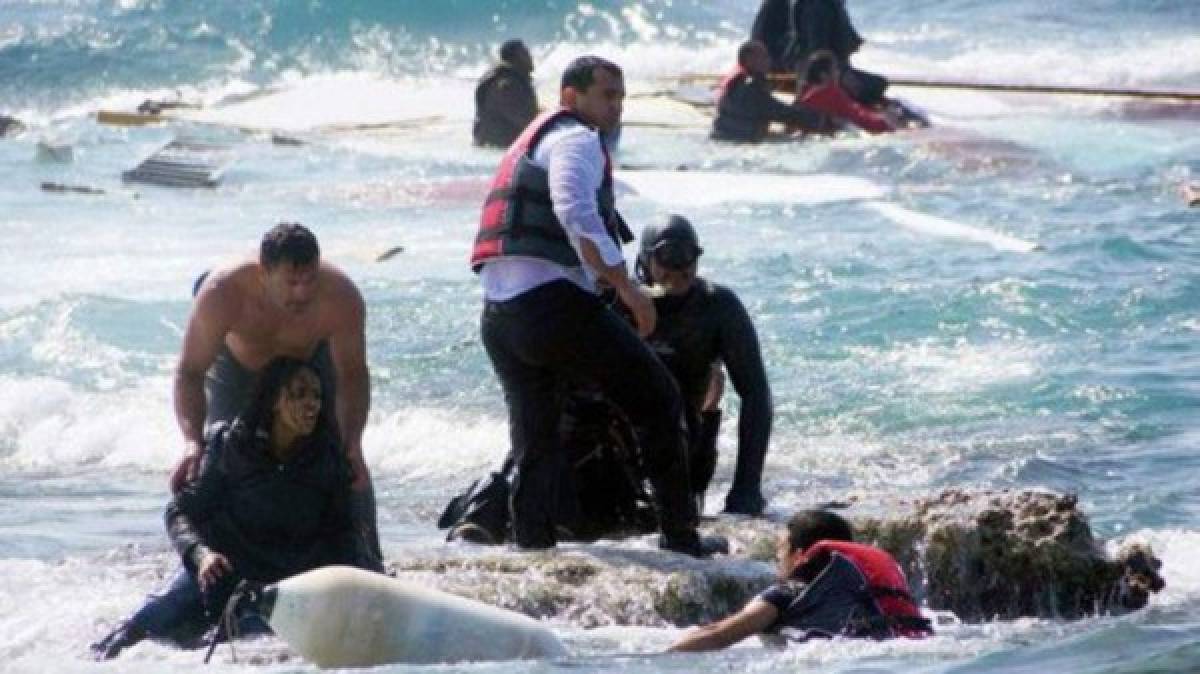 Varios inmigrantes son rescatados luego de que su embarcación naufragara en abril de 2015 en la isla griega de Rodas.