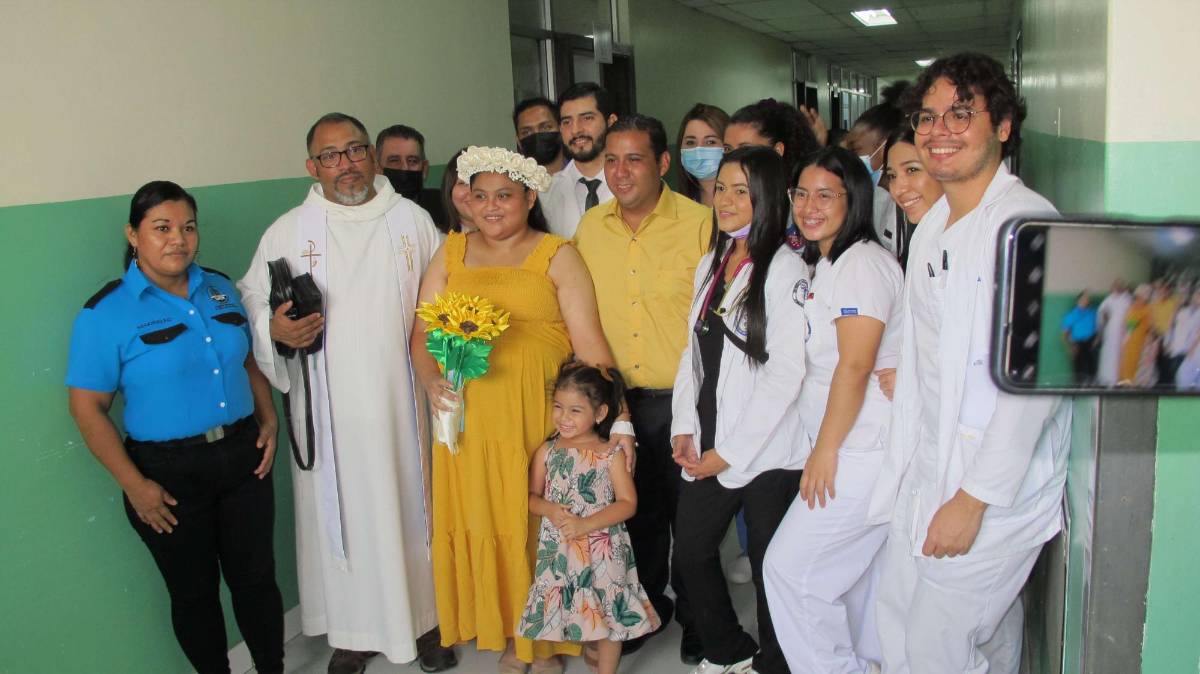 Los médicos y personal celebraron la boda junto a la pareja de esposos