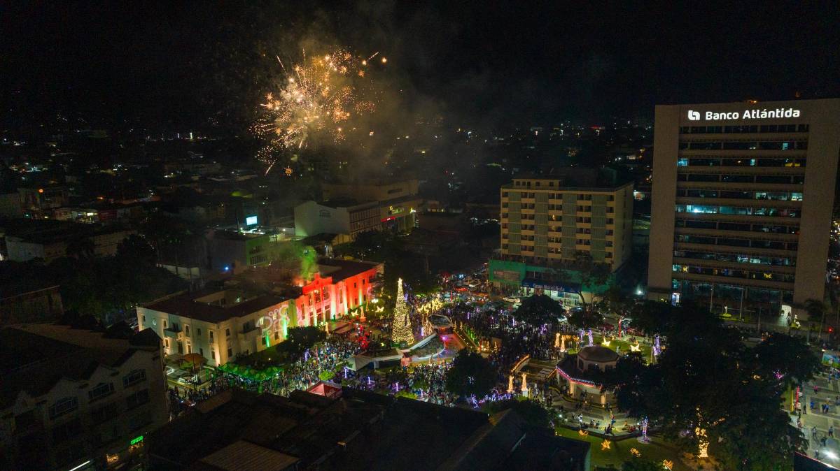 Miles de luces multicolores iluminan el parque central de SPS