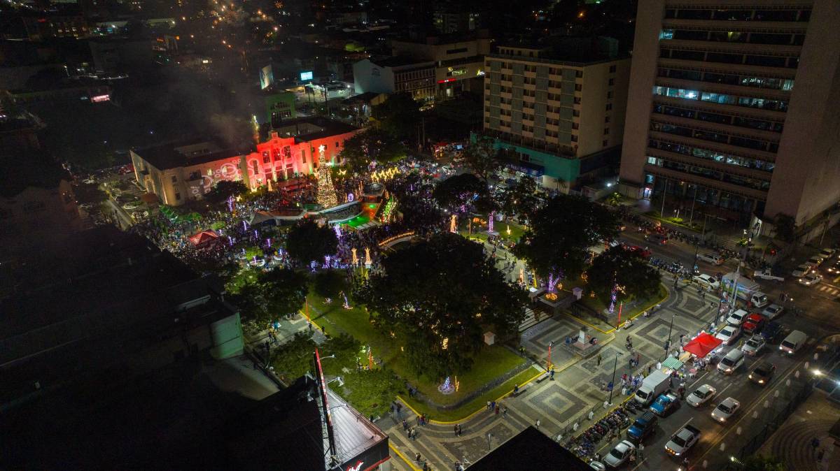 Miles de luces multicolores iluminan el parque central de SPS
