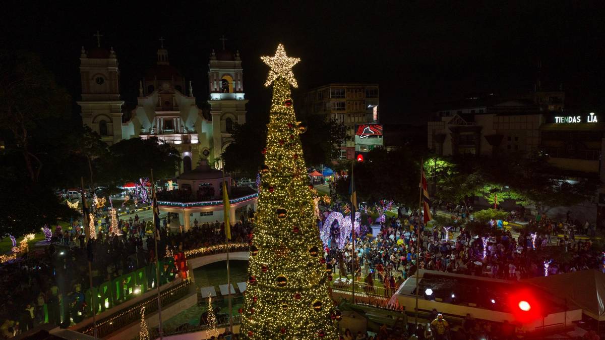 Miles de luces multicolores iluminan el parque central de SPS