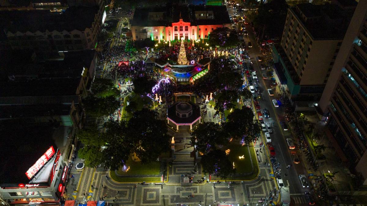 Miles de luces multicolores iluminan el parque central de SPS