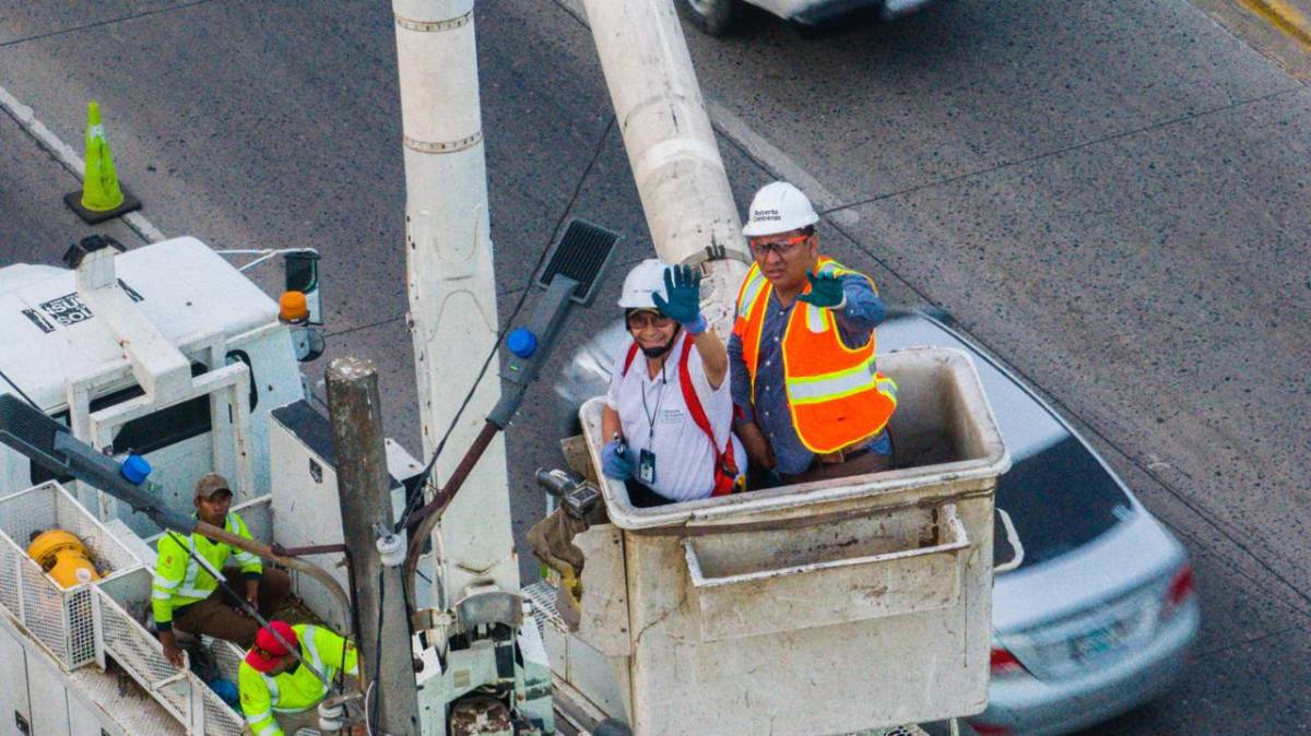 Seguirán con otros sectores como Mackey y algunos barrios y colonias, los vehículos usados para el reemplazo de lámparas son municipales.