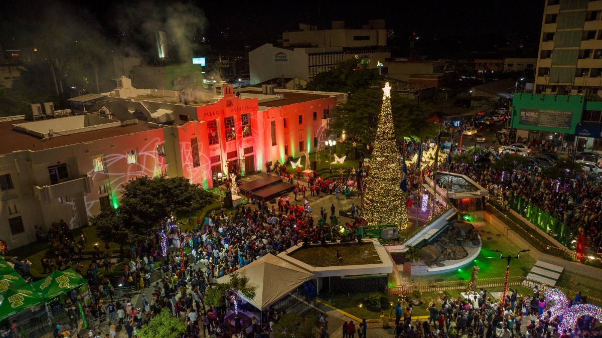 Miles de luces multicolores iluminan el parque central de SPS