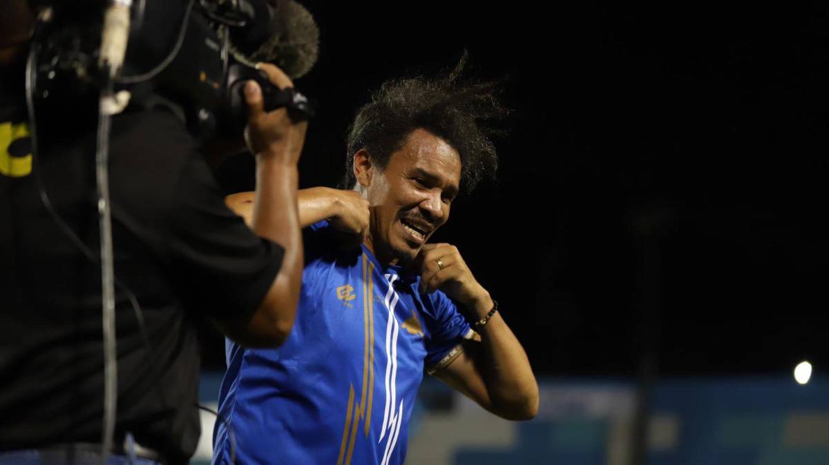 ‘Rambo’ de León en su salida del terreno de juego en su partido de despedida en el Estadio Nacional.
