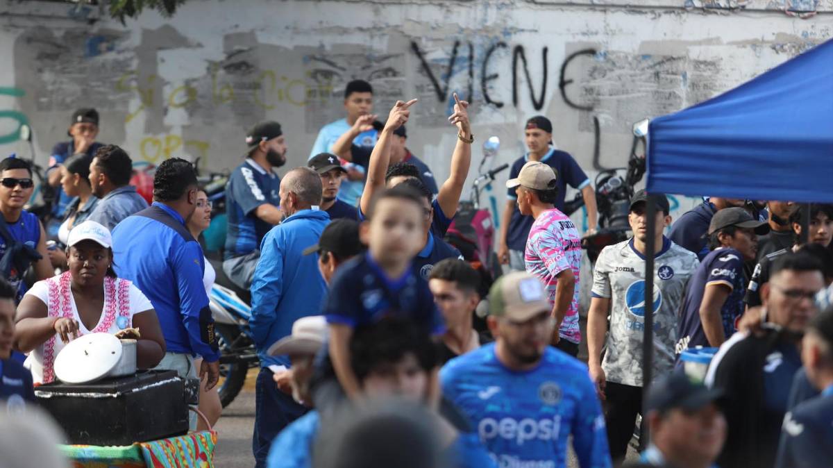 Se dieron disturbios hace unos minutos en las afueras del estadio Nacional .