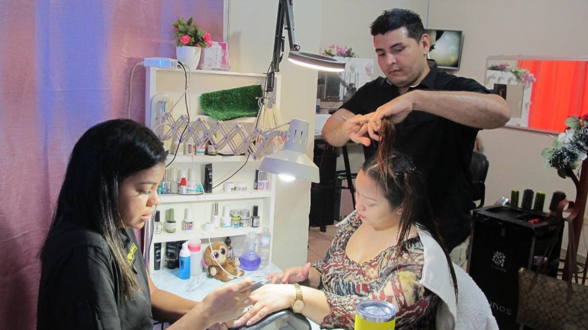 Ingeniero en sistemas ahora se dedica a poner pestañas y uñas