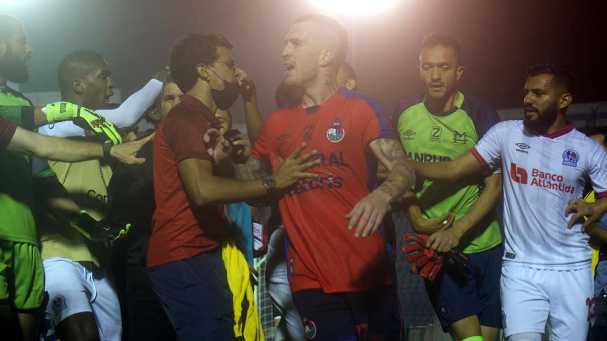 Empujones y gritos se dieron al final del partido de ida de octavos de final de la Liga Concacaf entre Municipal y Olimpia.