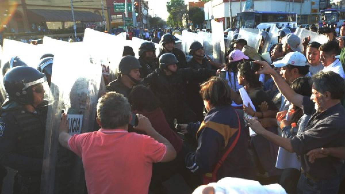 En las calles también se han registrado enfrentamientos entre la policía y los manifestantes.