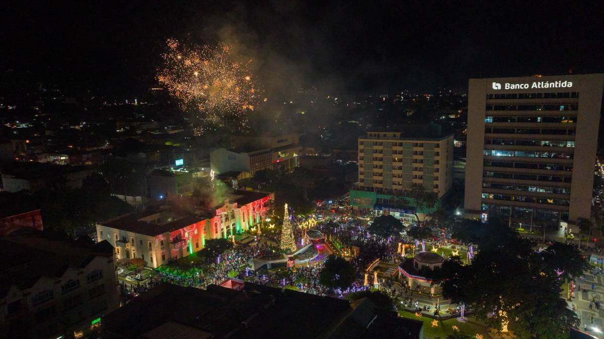 Miles de luces multicolores iluminan el parque central de SPS