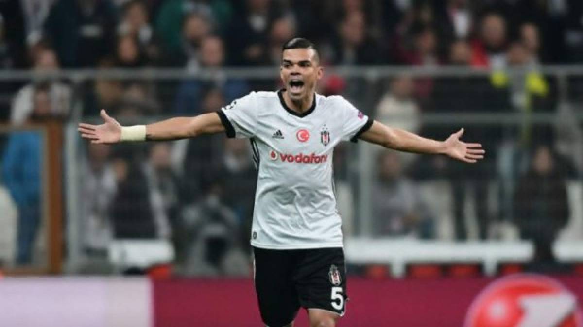 Pepe: El experimentado defensor portugués desea volver al Oporto luego de su paso por el fútbol de Turquía con el Besiktas, club con el que llegó a un acuerdo para rescindir su contrato.