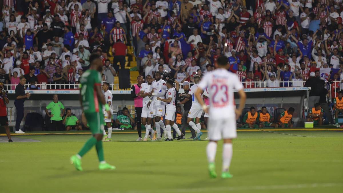 Yustin Arboleda festejando su gol.