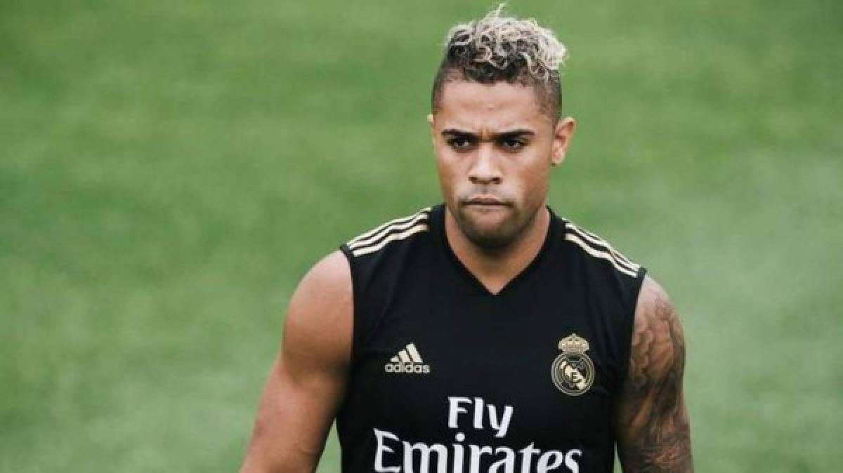 Mariano Díaz Mejía: El delantero se resiste a irse del Real Madrid pese a que Zidane le ha recomendado buscar otro club. El Benfica realizó una oferta, pero el atacante la rechazó.