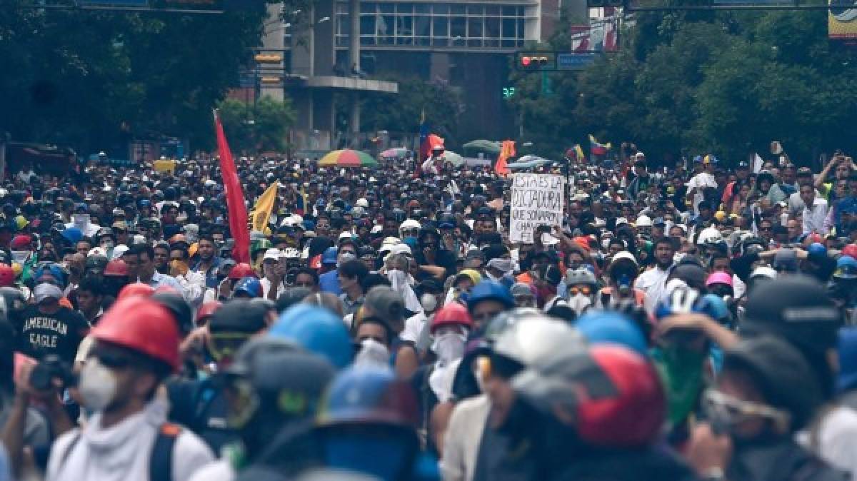 Miles de personas han apoyado las protestas exigiendo, entre otras cosas, la salida de Maduro de la presidencia y el fin de la escasez en Venezuela.