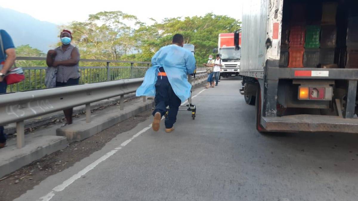 El siniestro tuvo lugar en la carretera CA-13, a la altura del puente Bonito de La Ceiba.