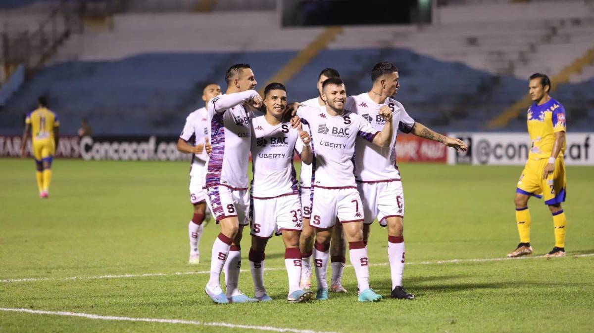 Celebración de Chirinos junto a sus compañeros del Saprissa.