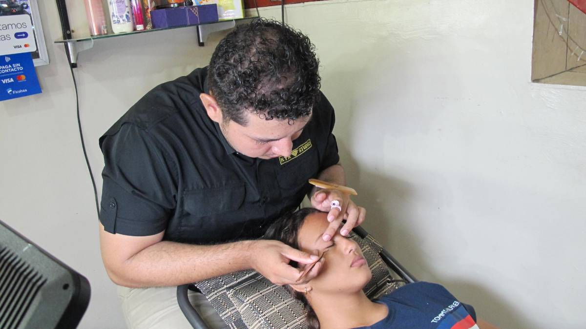 Ingeniero en sistemas ahora se dedica a poner pestañas y uñas